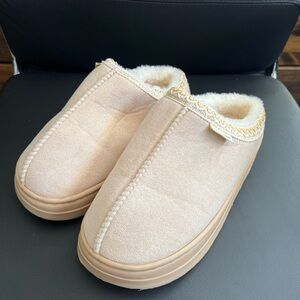 Cozy Beige Slippers with Faux Fur Lining